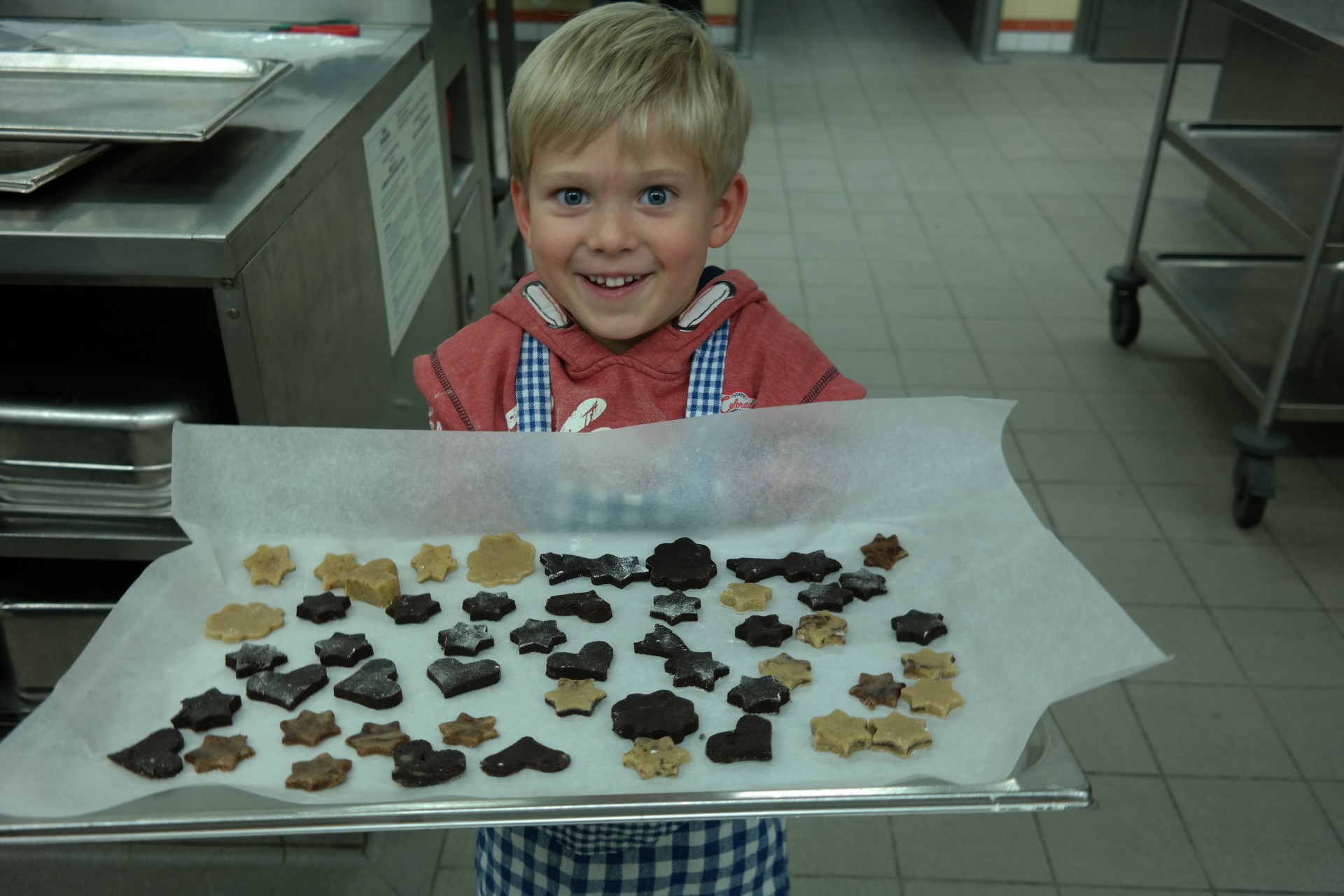 Kind beim Backen