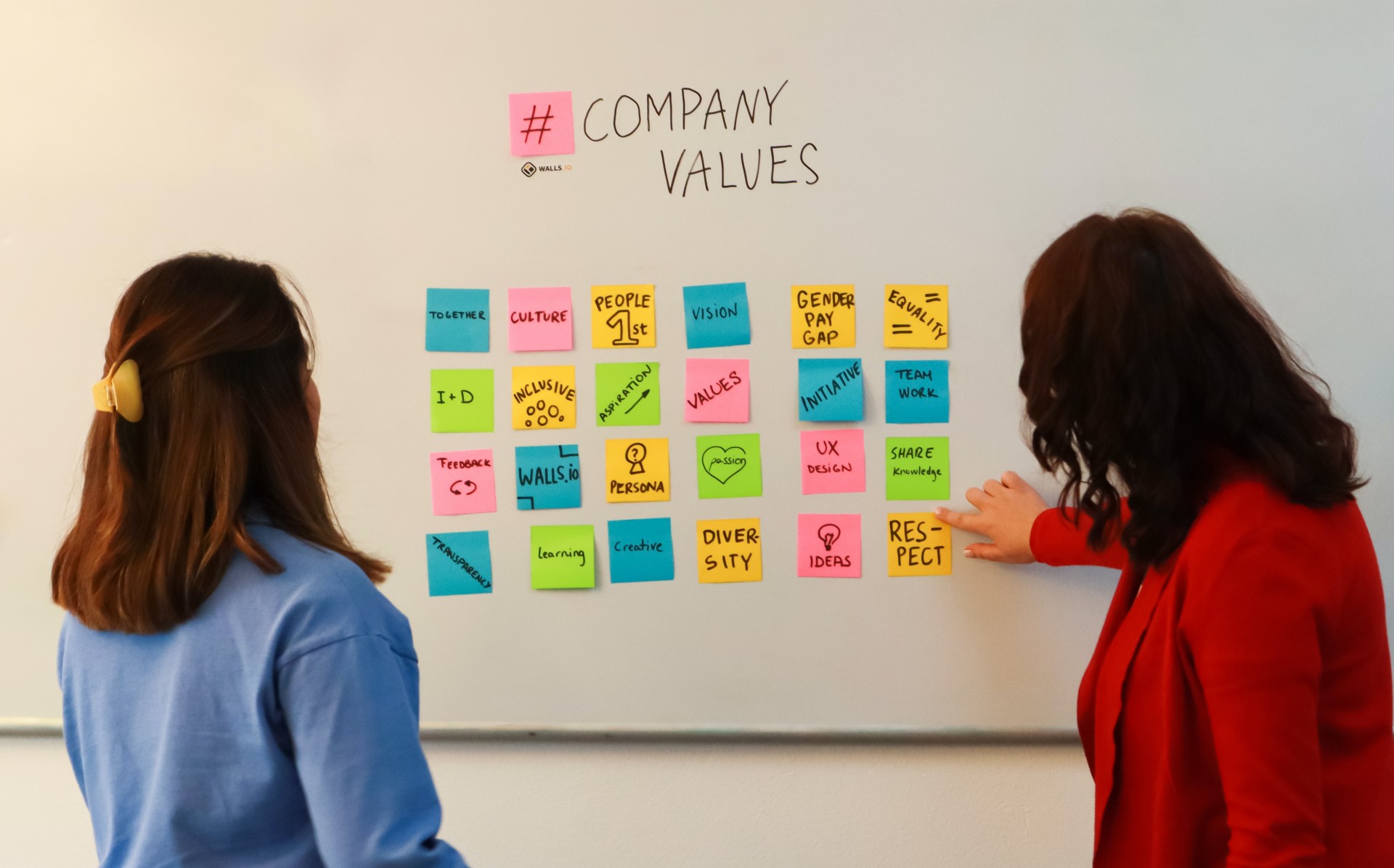 HR-Sprechstunde: Wertegeleitete Unternehmenskultur zwei Frauen bestimmen die Werte für ihr Unternehmen