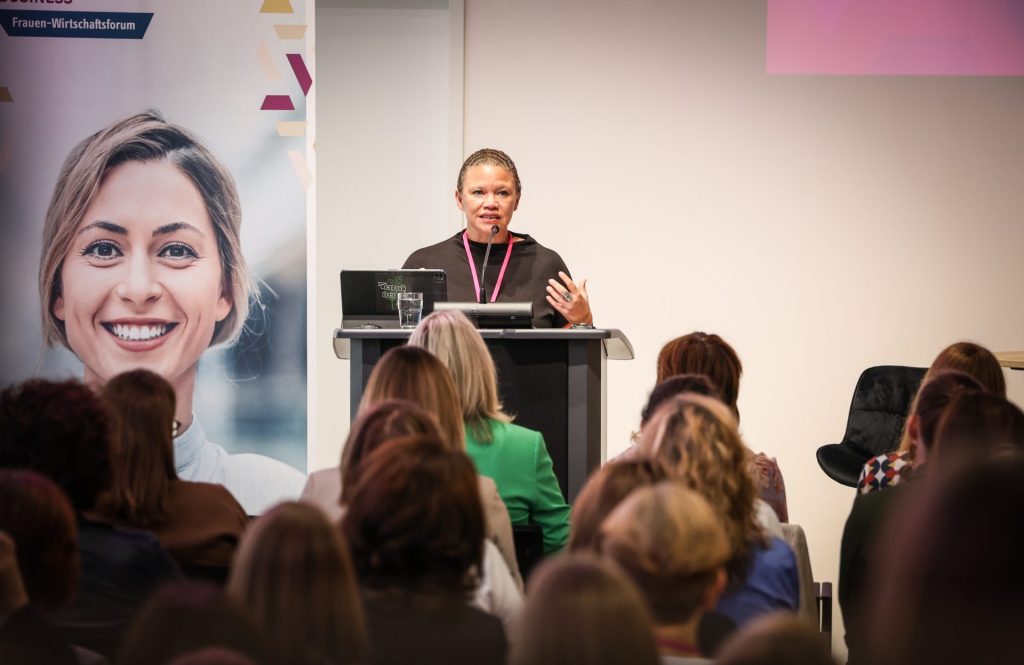Jessica Bethune hält den Keynote-Vortrag beim 13. Frauen-Wirtschaftsforum in Düsseldorf